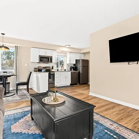 Brand New! 1Br Lower Flat Near Downtown Roseville